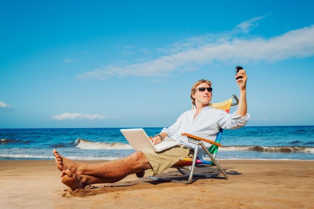 Vacanze, il 57% degli italiani vuole restare connesso