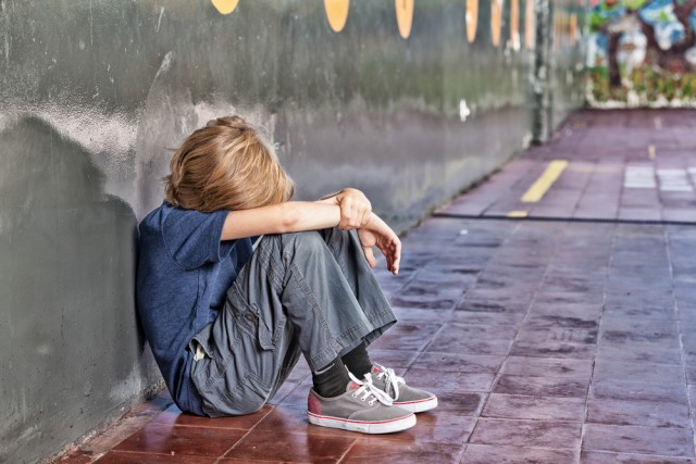 A 10 anni pestato dai bulli a scuola, è in ospedale