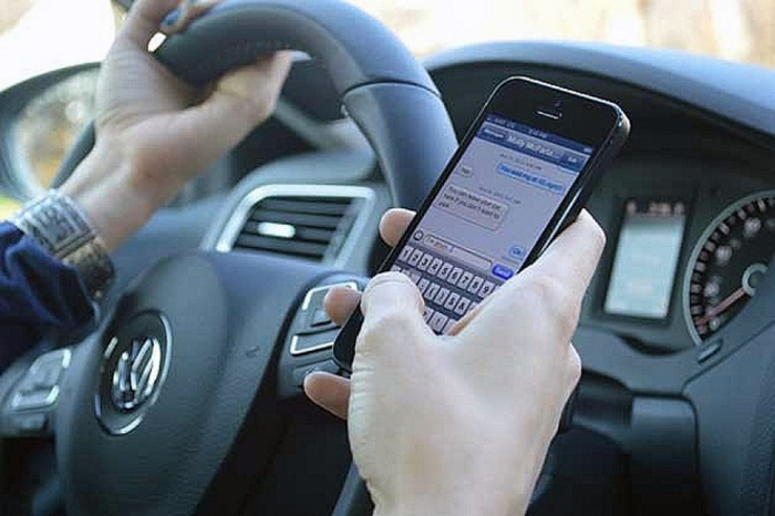 Usa, aumentano gli incidenti stradali causati da smartphone