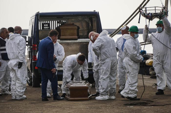 Migranti, sbarca nave a Salerno: a bordo 26 donne morte