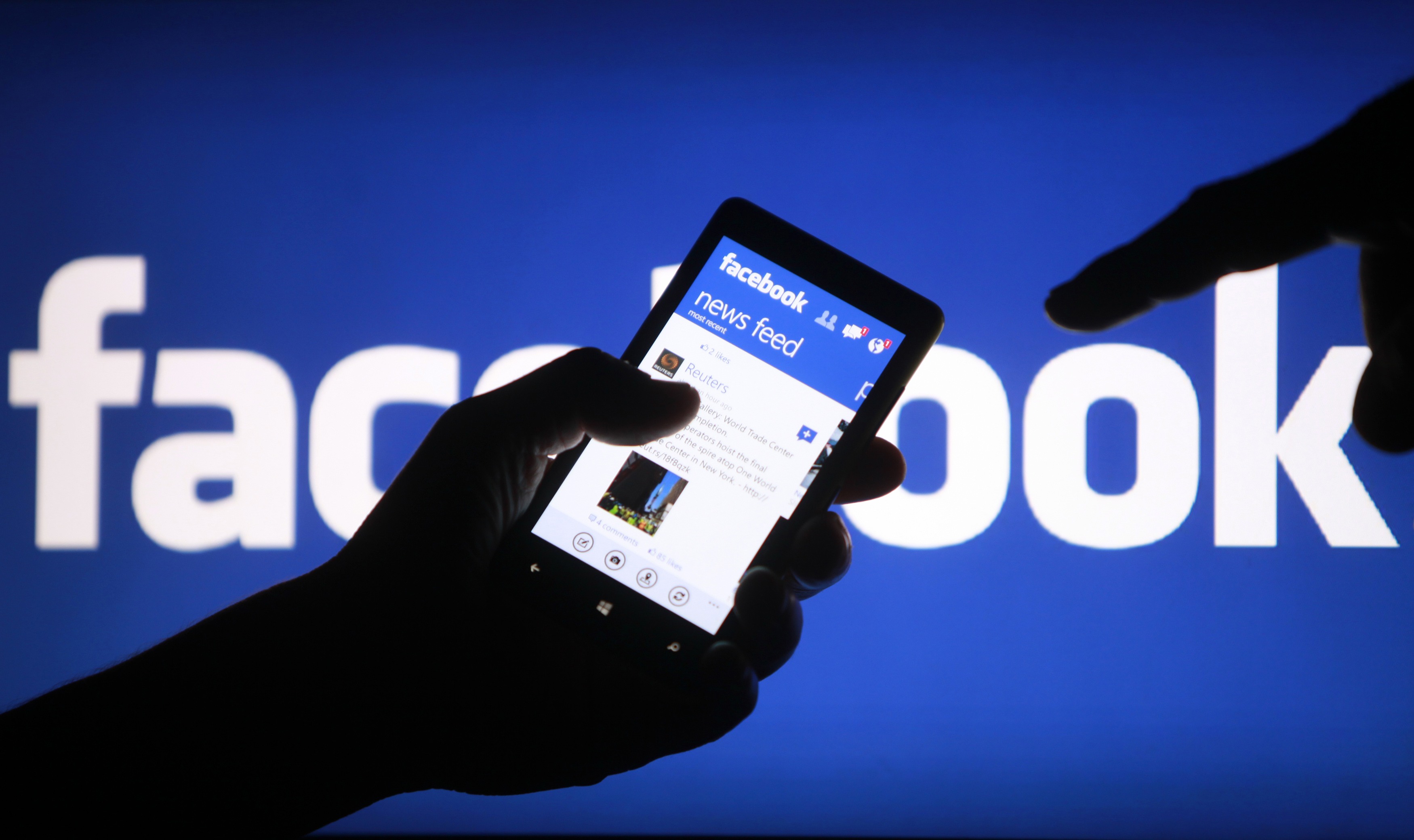 Facebook fa autocritica: i social possono fare male?