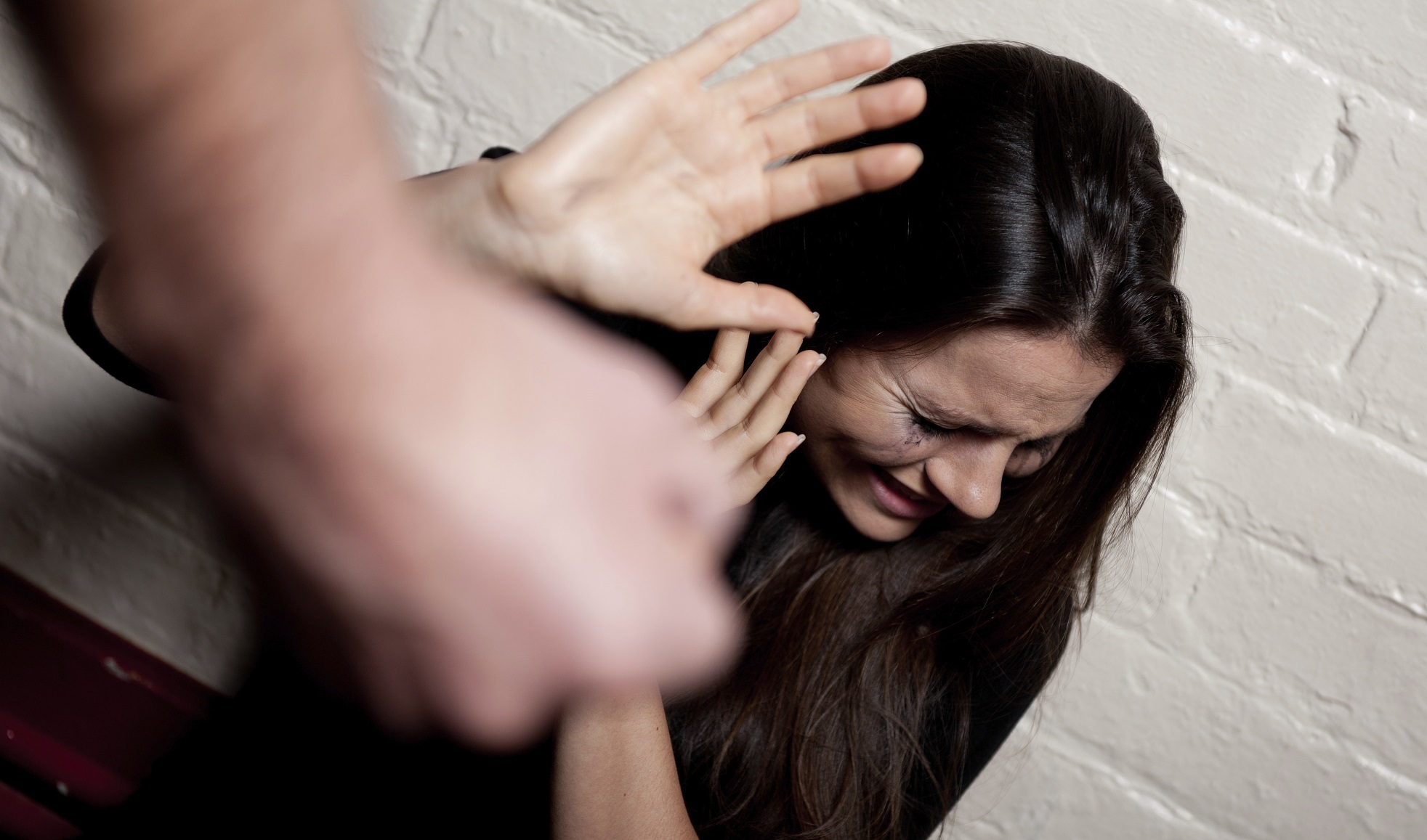 Costringe una donna a prostituirsi: arrestato