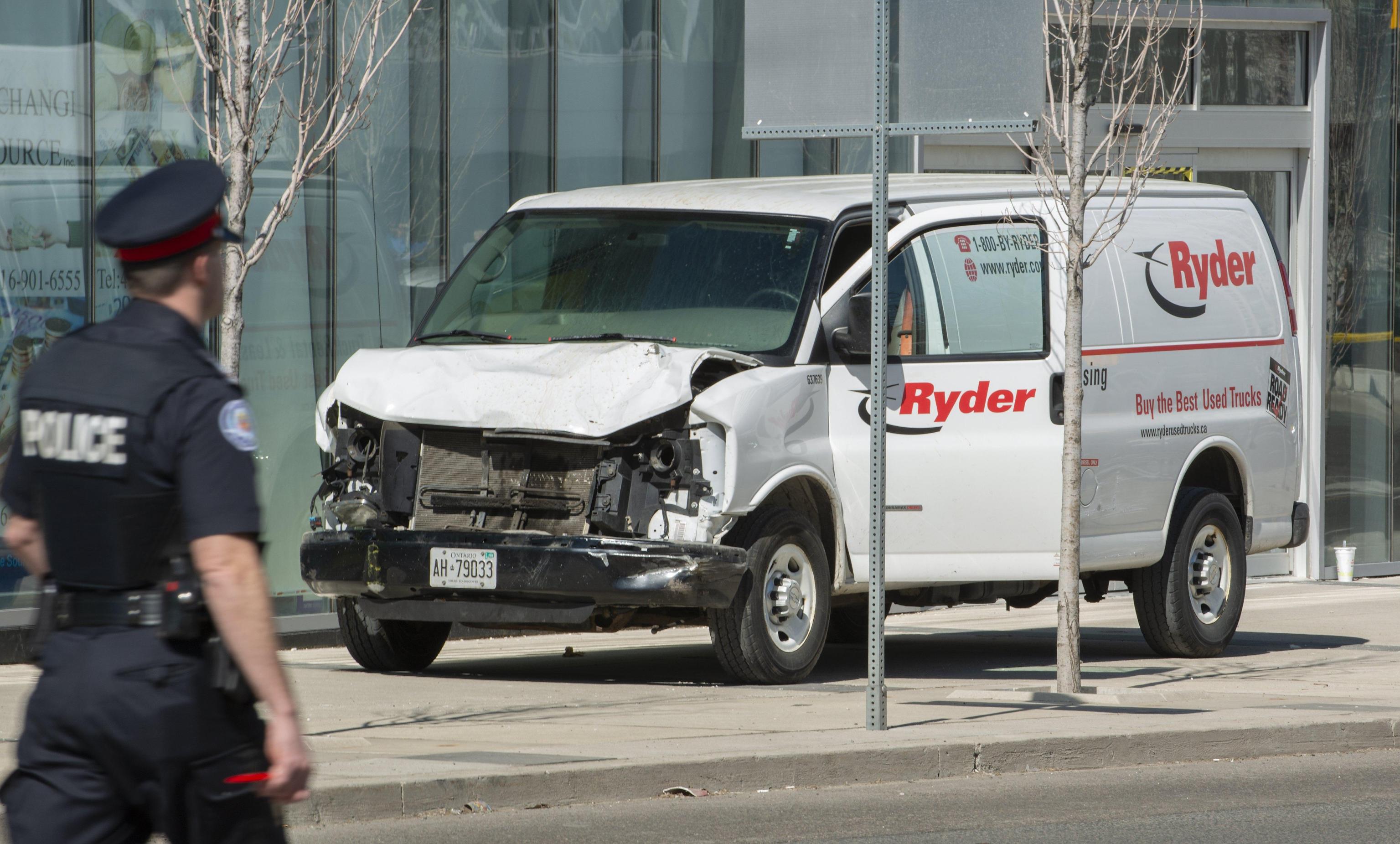 Furgone-killer nel centro di Toronto, 10 morti