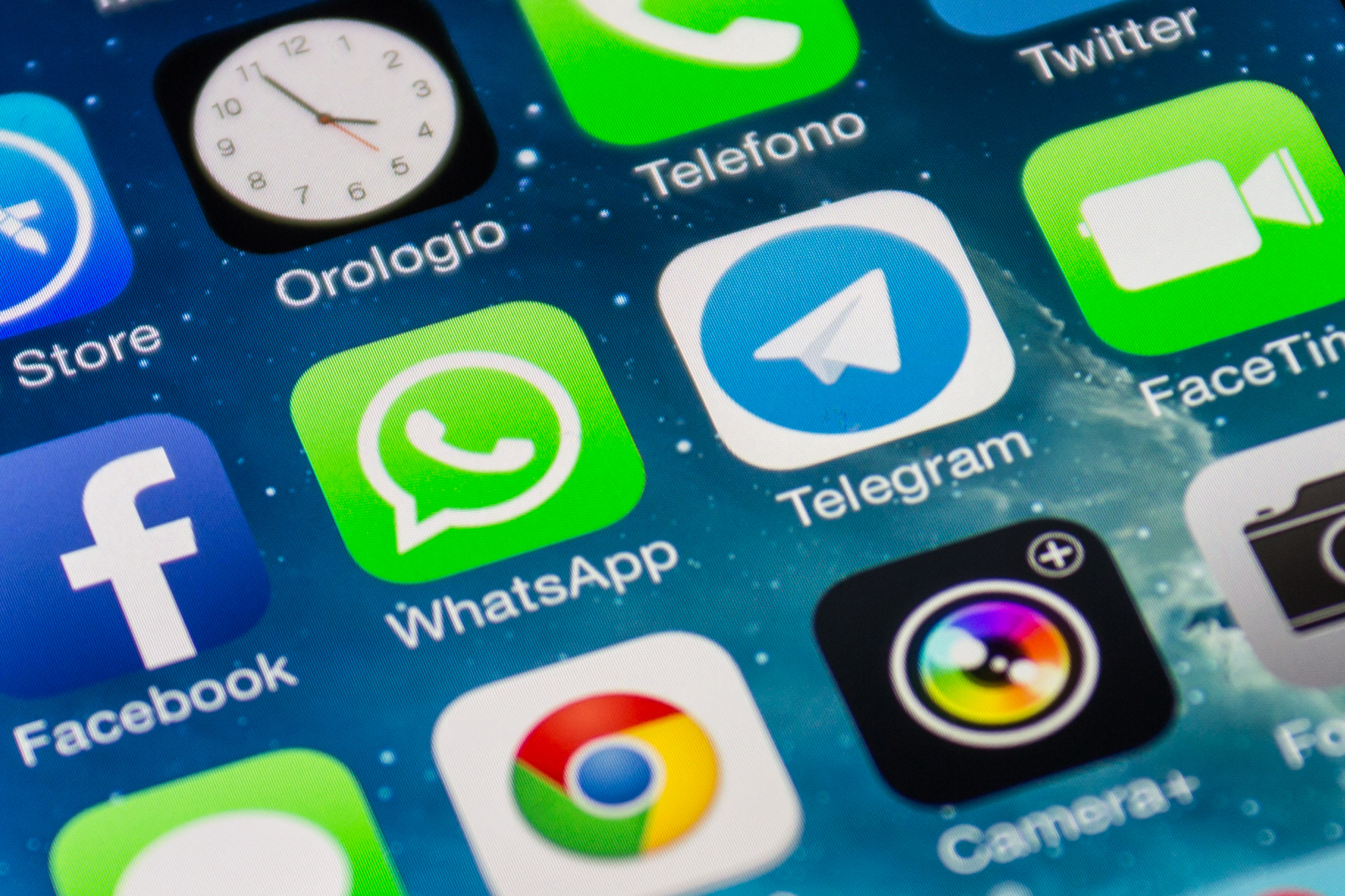 Social e chat, limiti e privacy per gli under 16