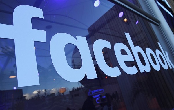 Gli scandali non "toccano" Facebook