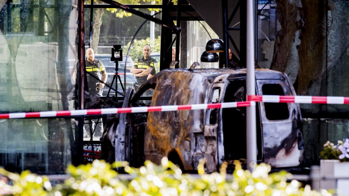 Paura in Olanda, attacco con furgone a sede De Telegraaf 