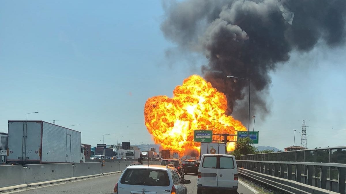Bologna, esplode un Tir: due morti, oltre 60 i feriti
