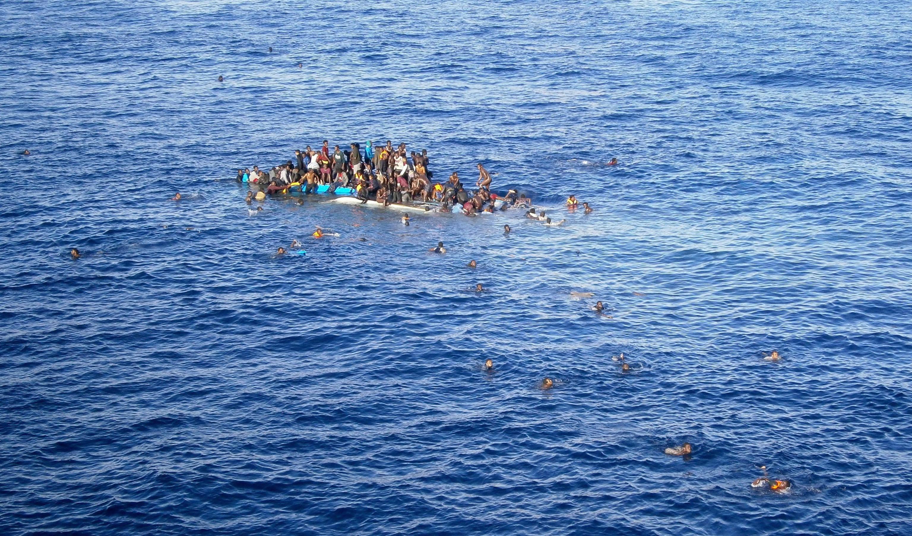 Tragico naufragio al largo della Libia, più di 100 morti