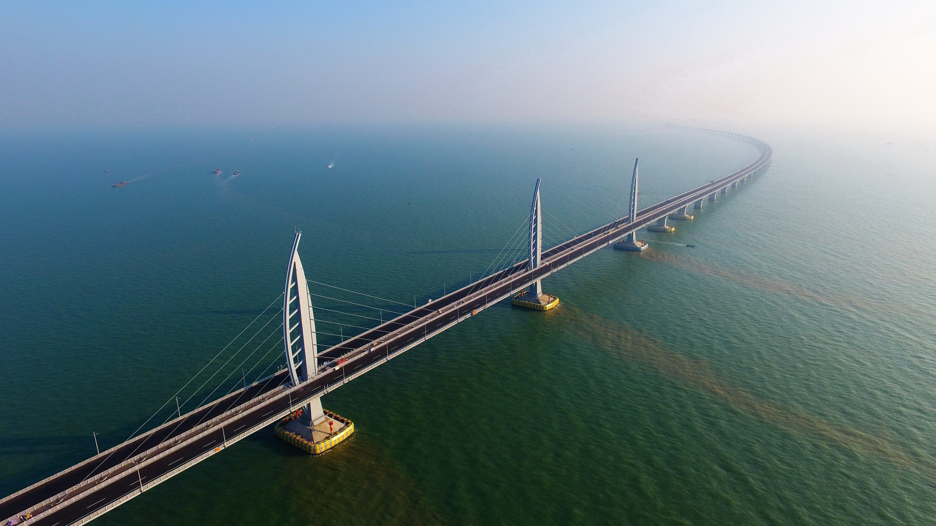 Hong Kong: inaugurato il ponte sul mare più lungo del mondo