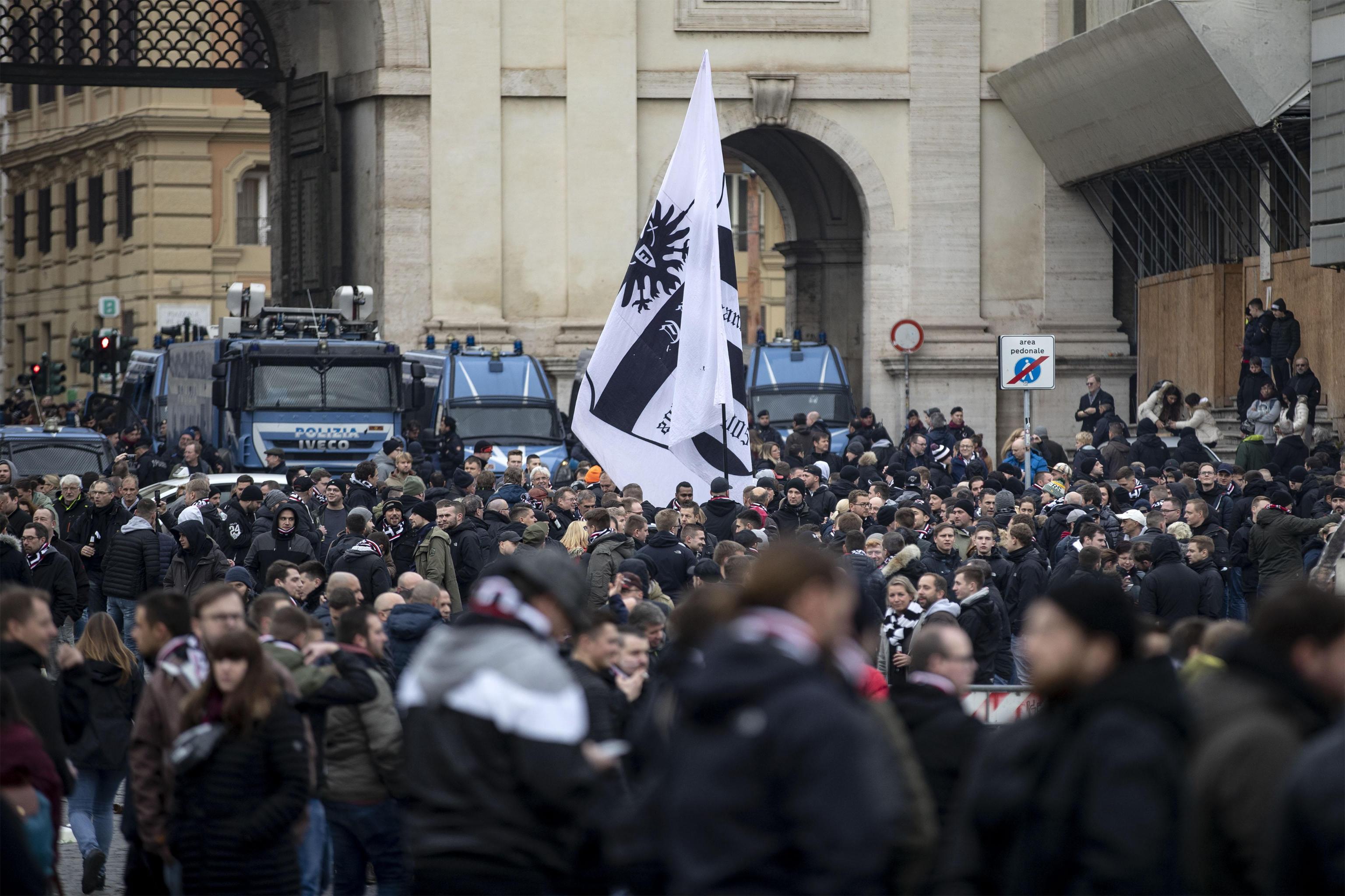 Tifosi dell’Eintracht in trasferta: Roma in ostaggio 