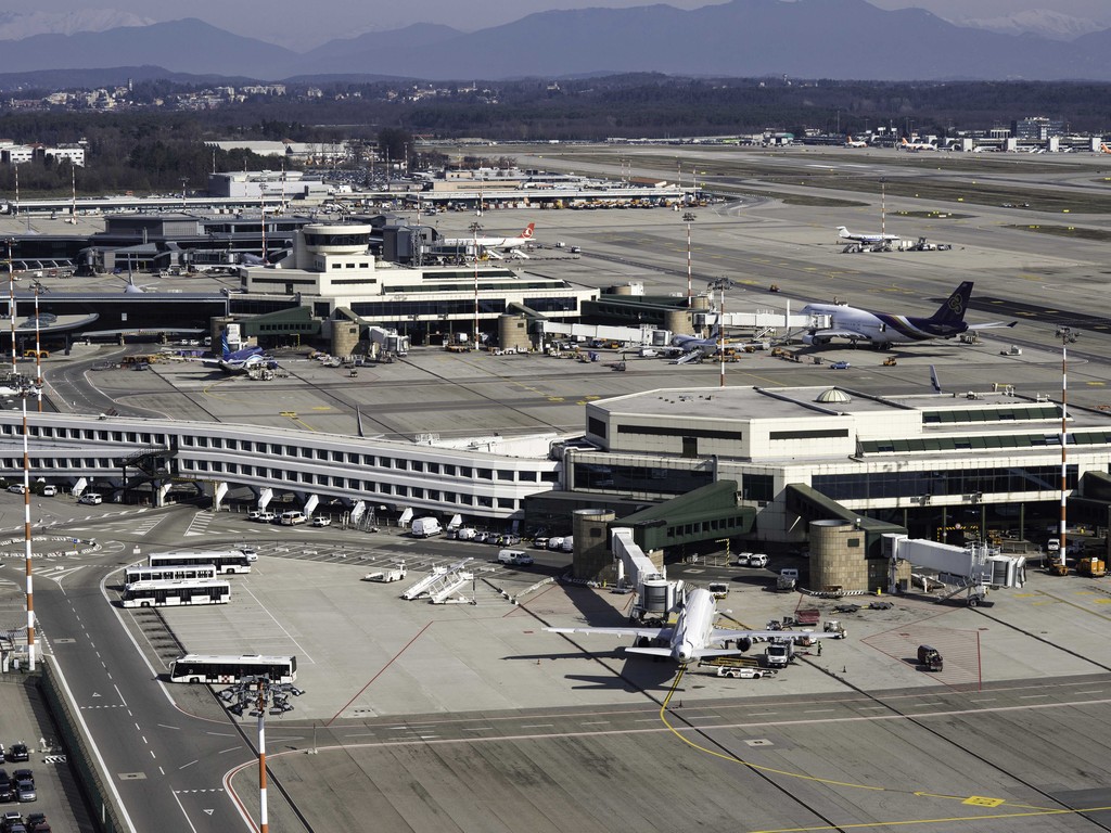 Migrante respinto si lancia da aereo, Malpensa in tilt