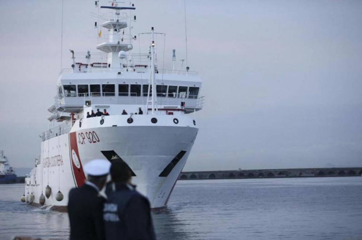 Nave Gregoretti con 140 migranti a bordo: il Viminale nega lo sbarco