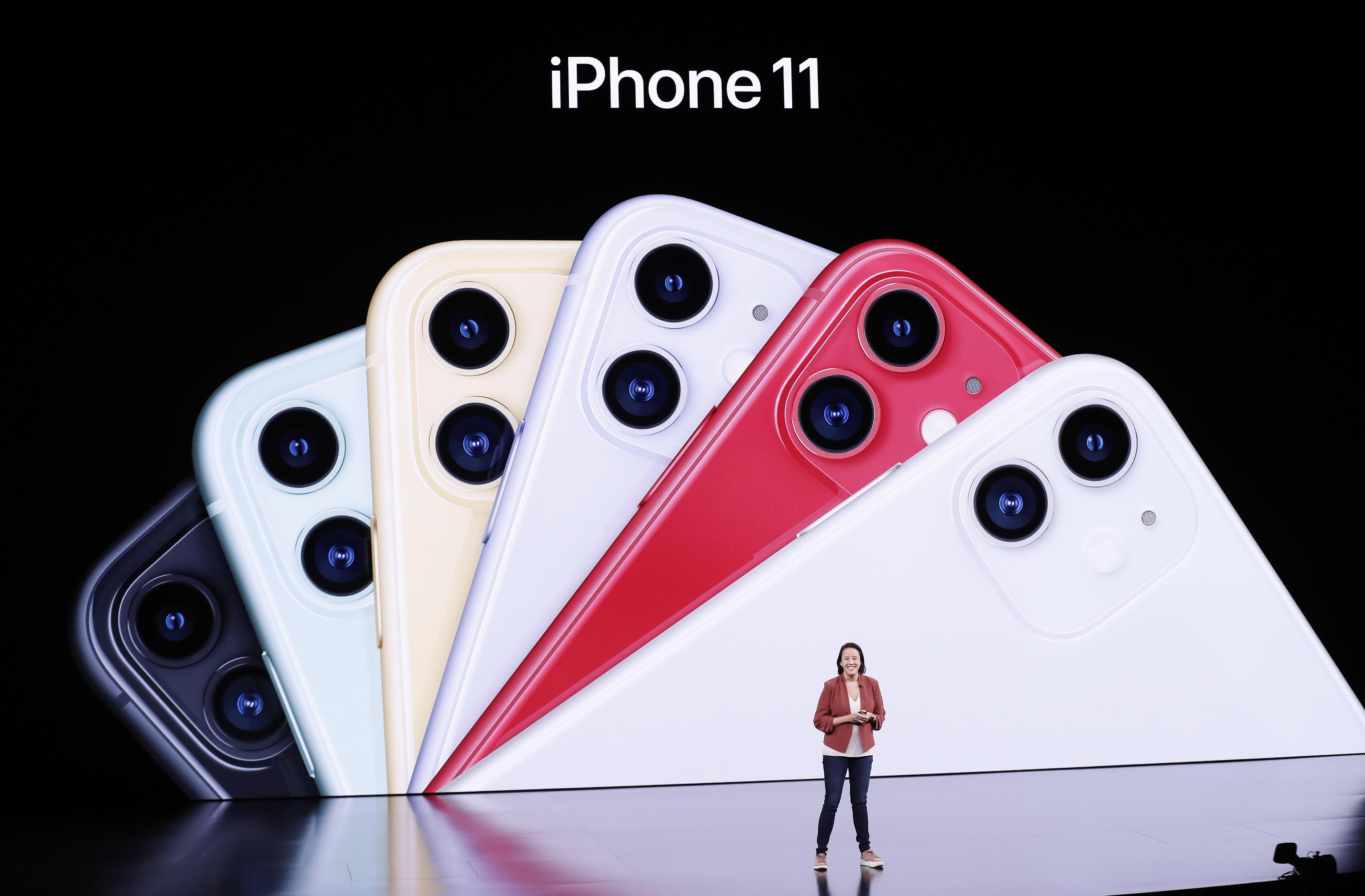 Apple lancia nuovi iPhone e spinge su servizi low cost