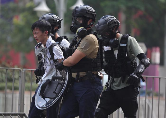 Hong Kong, scontri tra polizia e studenti al Politecnico