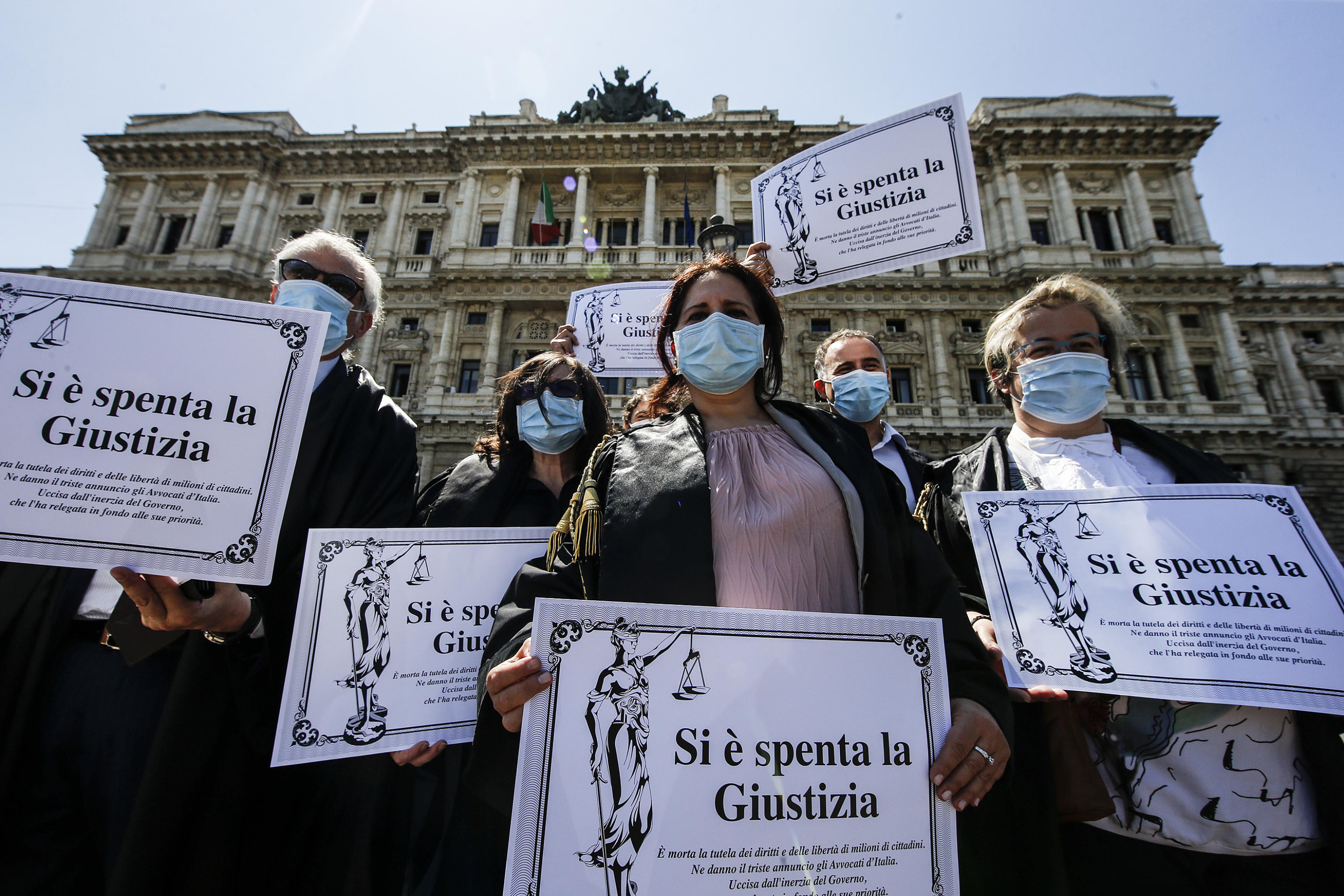 Avvocati in piazza, a Roma un “funerale” laico 