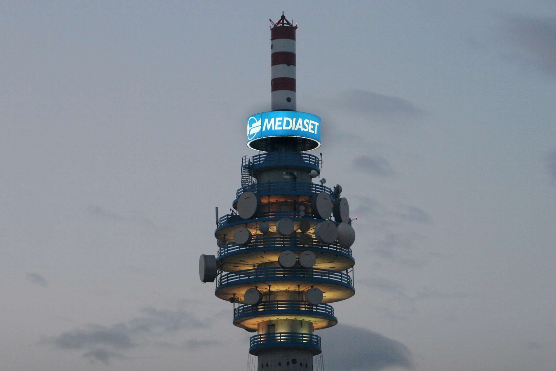 Dividendi e Amsterdam per il gruppo Berlusconi