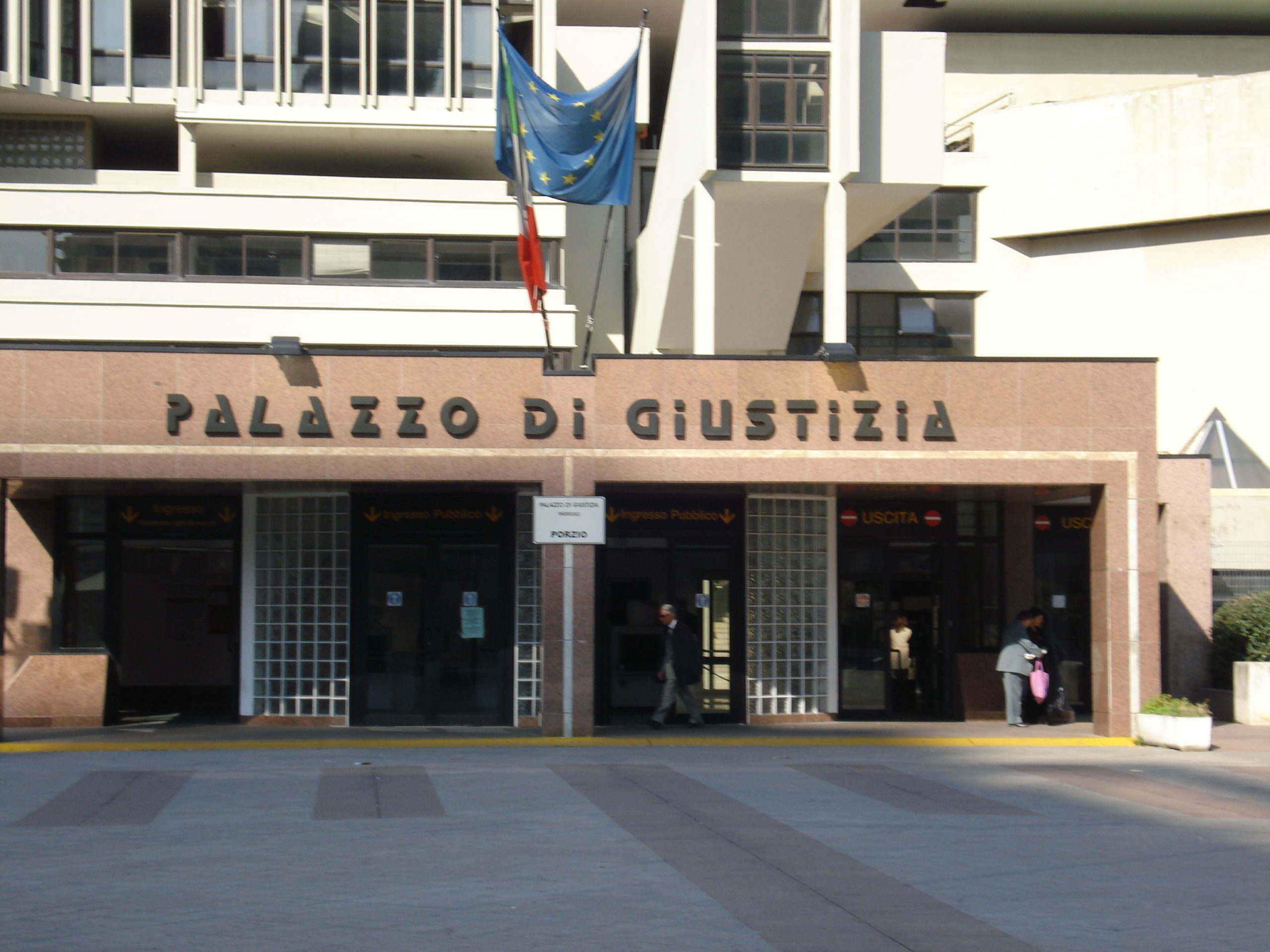 Paralisi dei tribunali e giungla della burocrazia