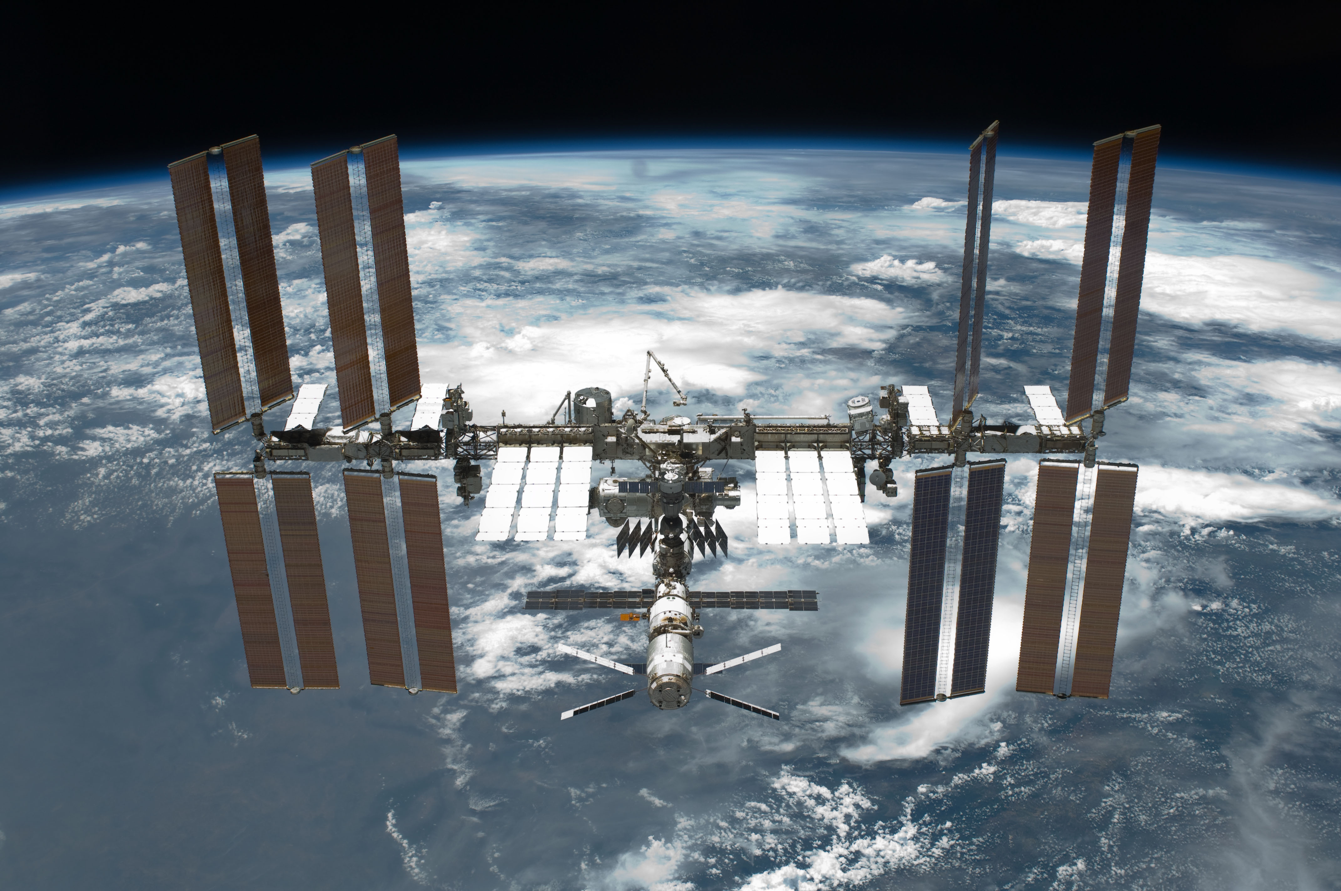 Iss, manovra per evitare impatto con detrito pericoloso