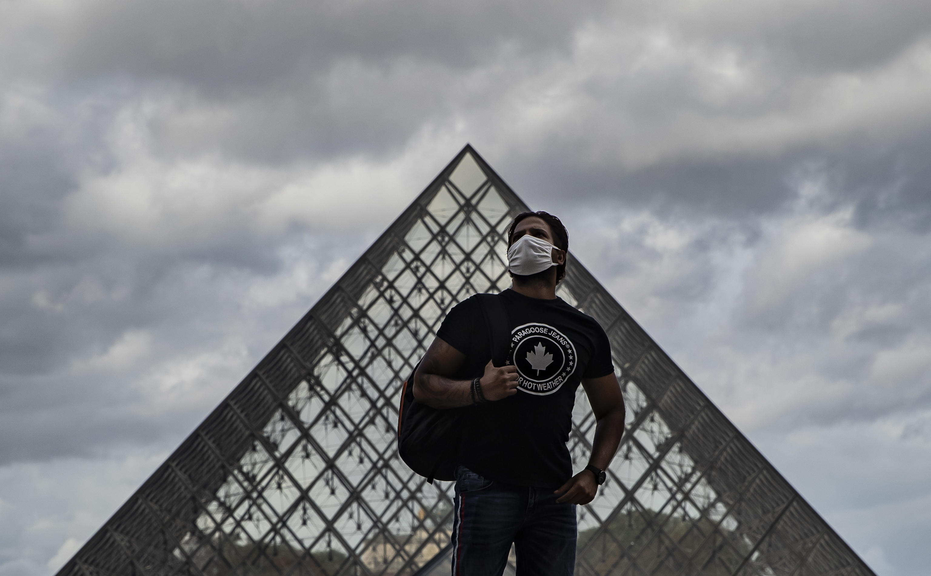 L’Europa richiude causa Covid, coprifuoco a Parigi