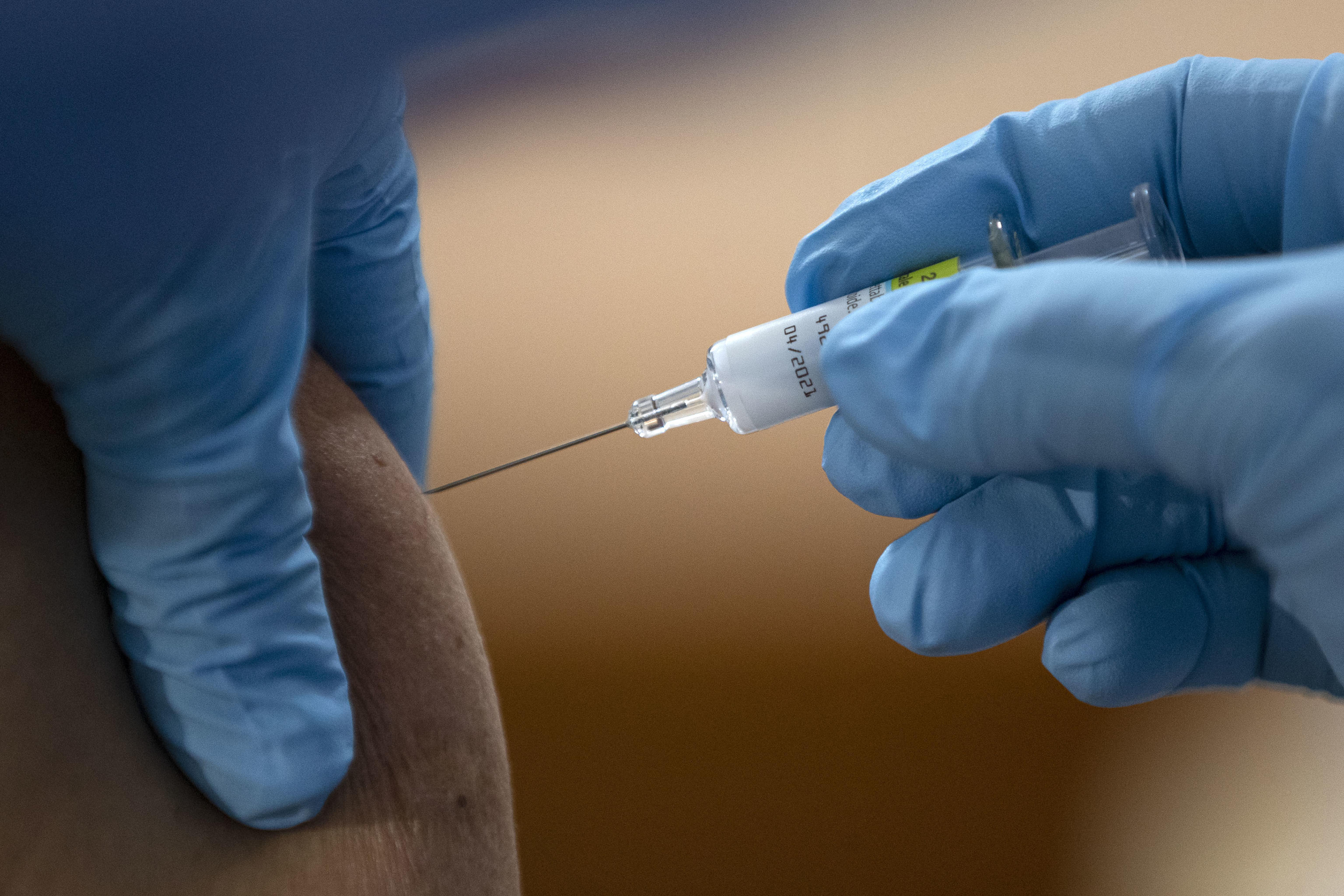 I timori di Andrea Crisanti: i rischi della vaccinazione obbligatoria