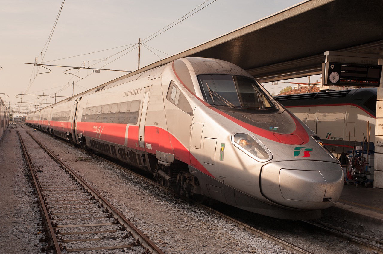 Trasporti e Covid: traffico passeggeri “dimezzato” nel 2020