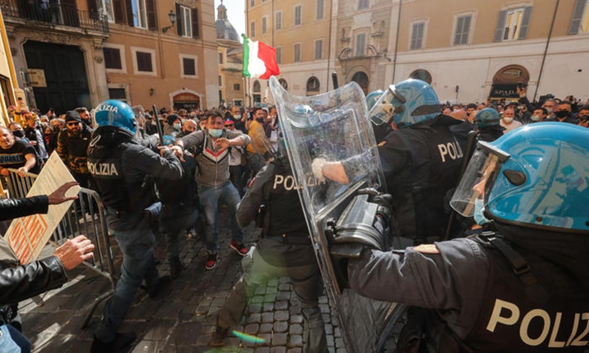 Piazze, poltrone e sovraffollamento (video)