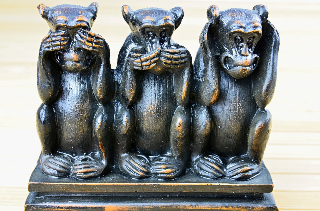 Il lato oscuro dell’animale umano: le tre scimmiette