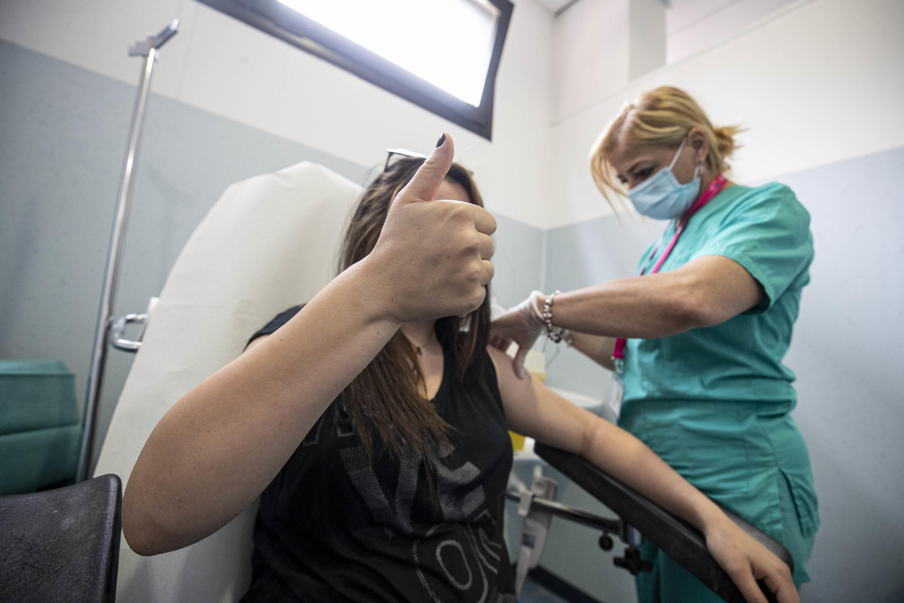 C’è il tempo dei vaccini, c’è il tempo delle cure