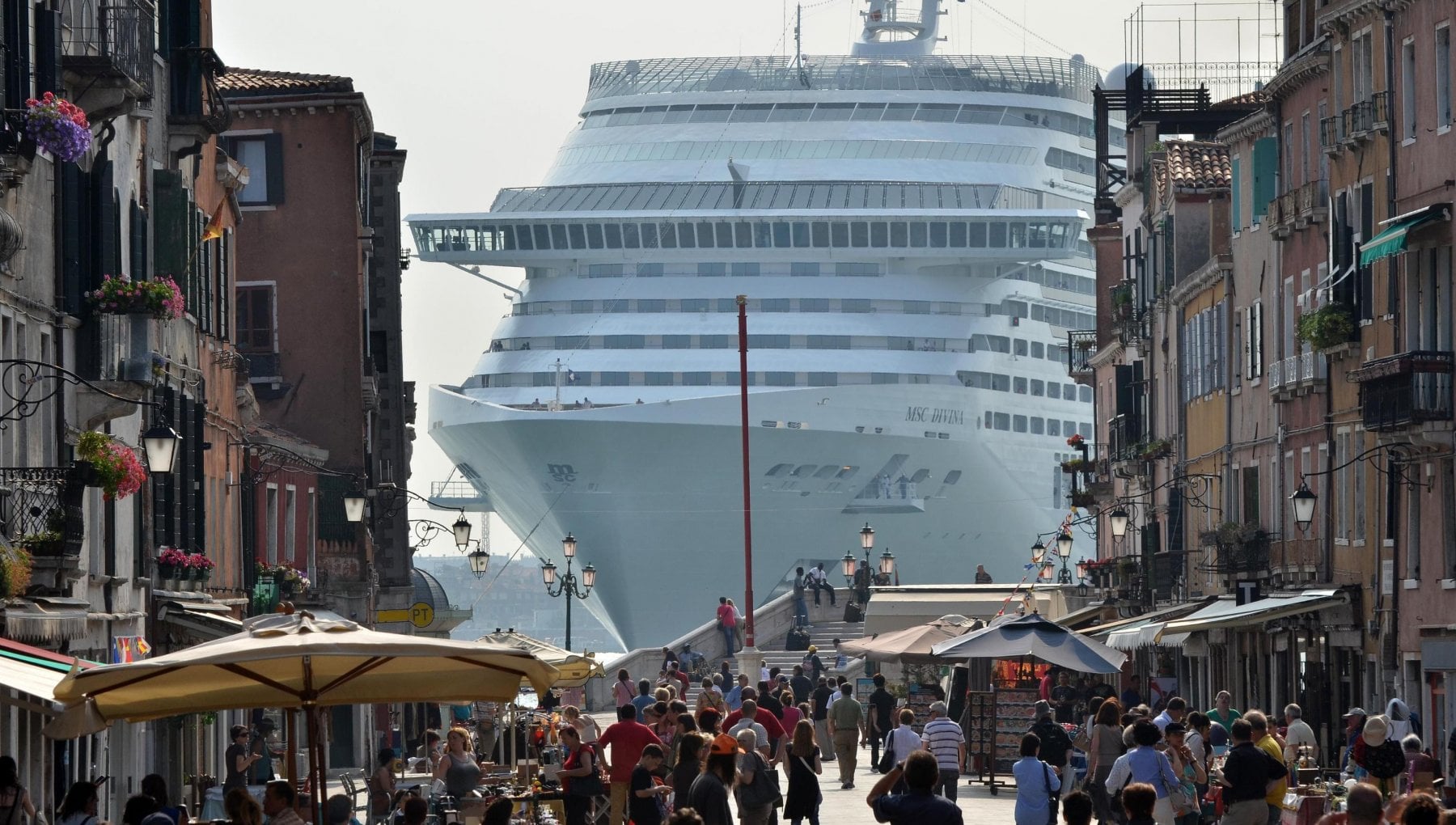 Stop alle grandi navi a Venezia, ok del Senato