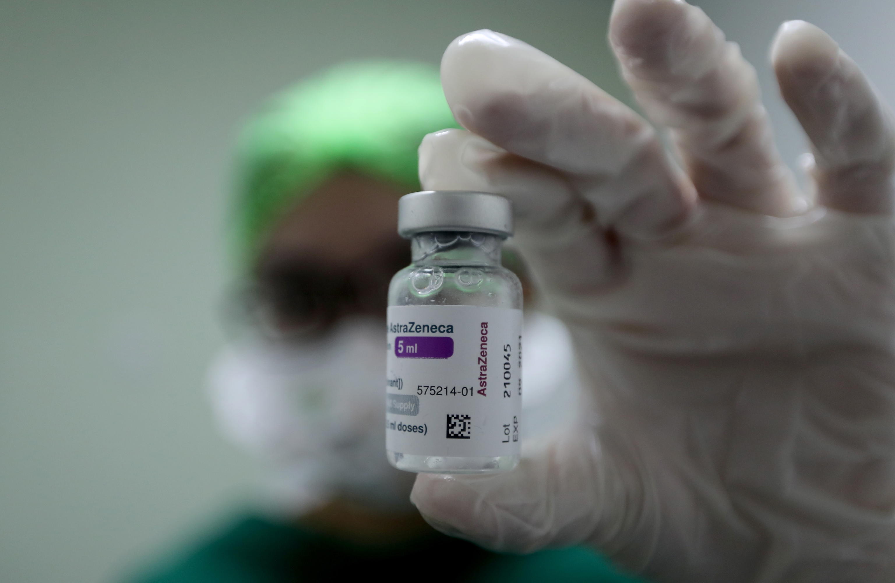 Astrazeneca, Aifa: con trombosi gravi mix vaccini anche per over 60