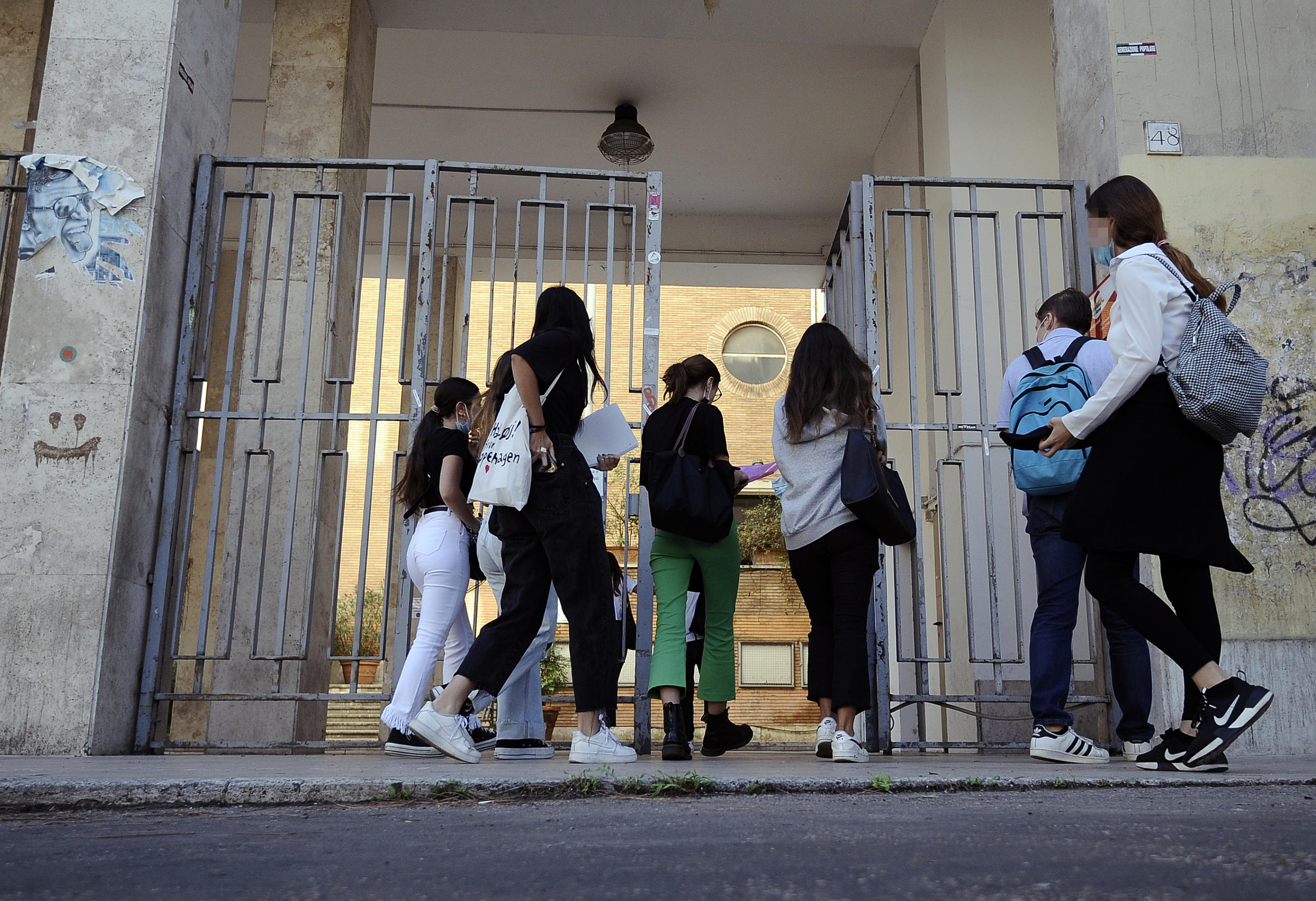 Scuola: caccia al non vaccinato, ma per il resto non si fa niente