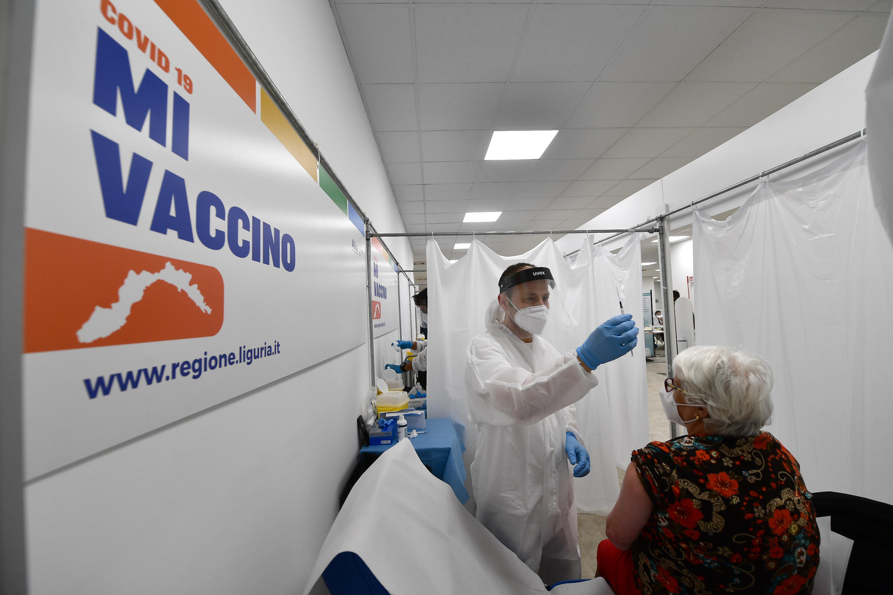 Vaccino, terza dose “non scontata per giovani sani”