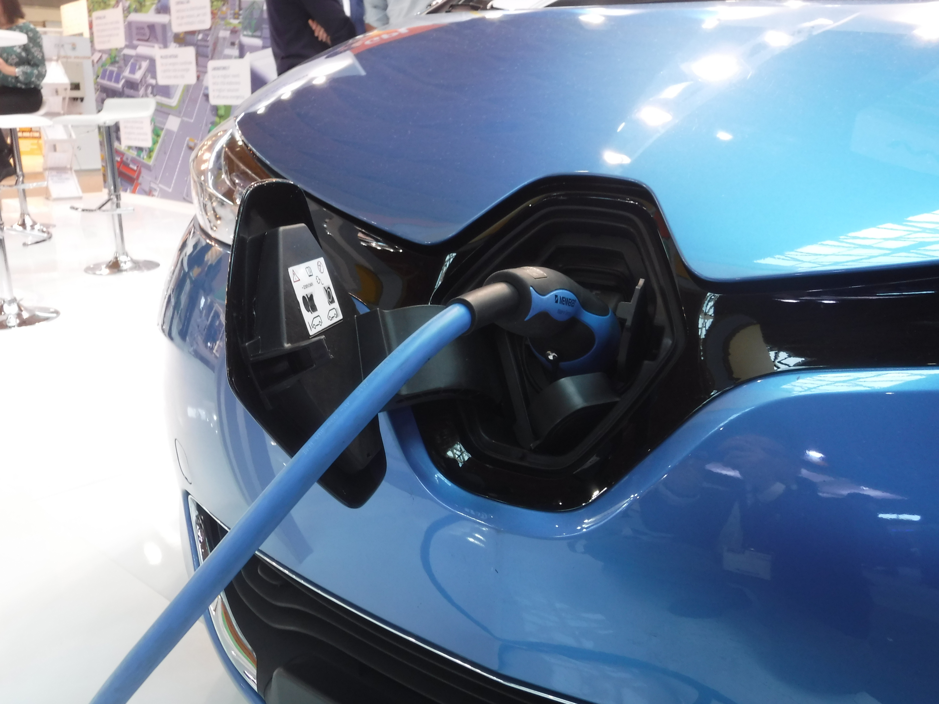 Mercato auto: più ibride ed elettriche 