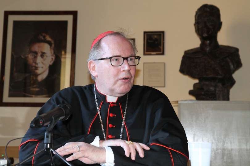 Le tre falle logiche, morali e giuridiche sulla vaccinazione del Cardinale Eijk