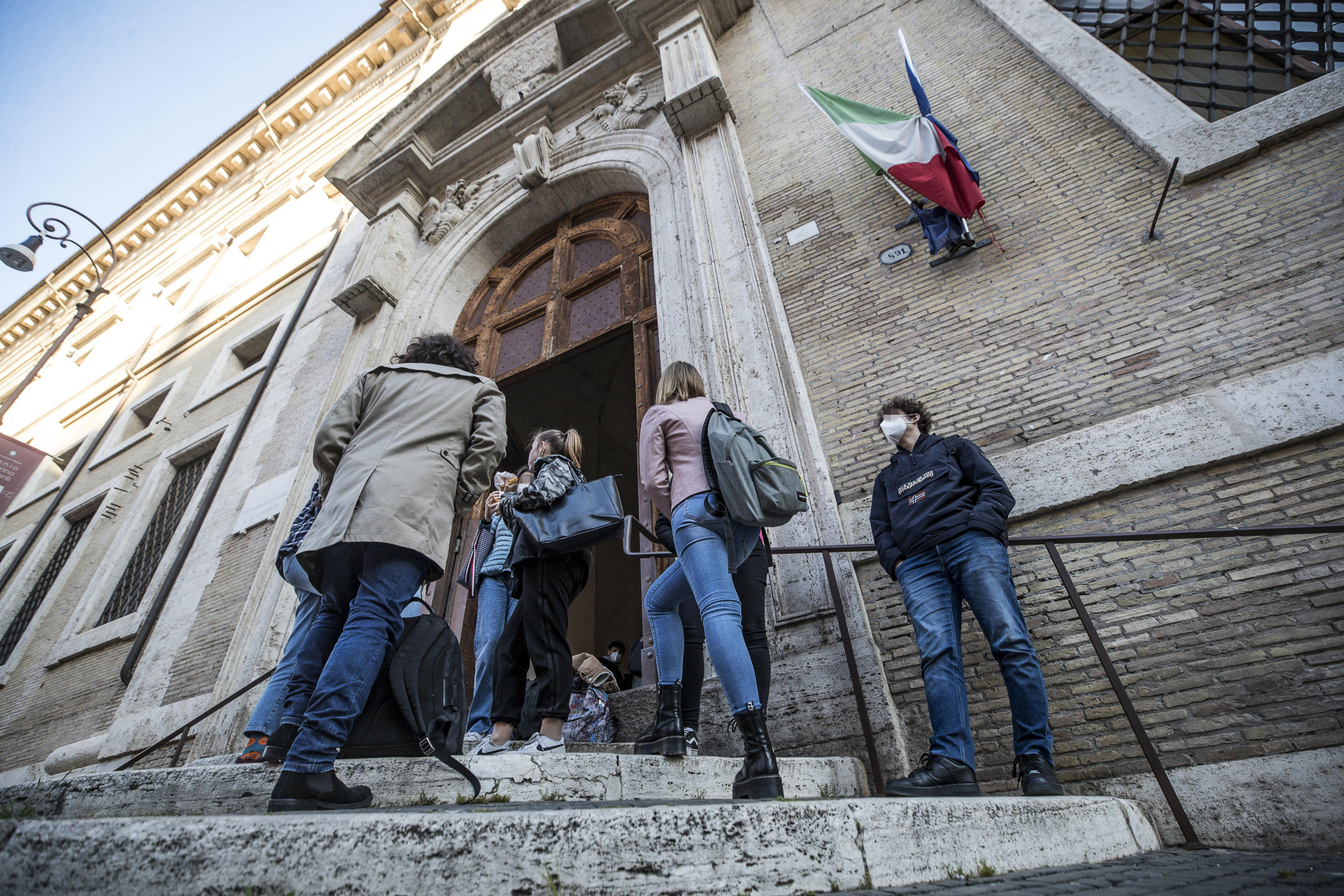 La scuola deve continuare in presenza