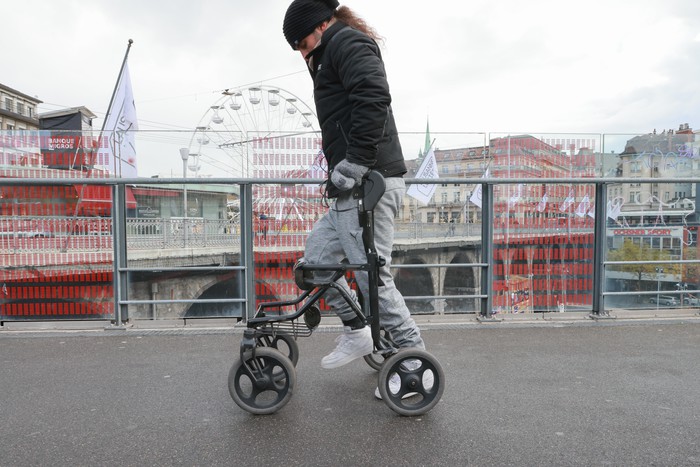 Paralizzato torna a camminare grazie all’intelligenza artificiale