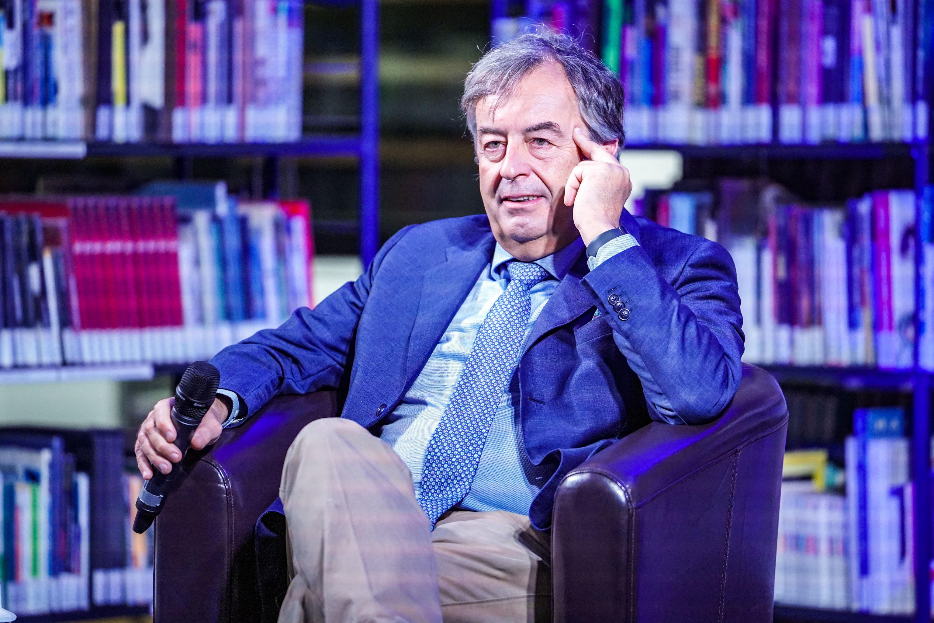 Virologi da tivù, libreria e Parlamento