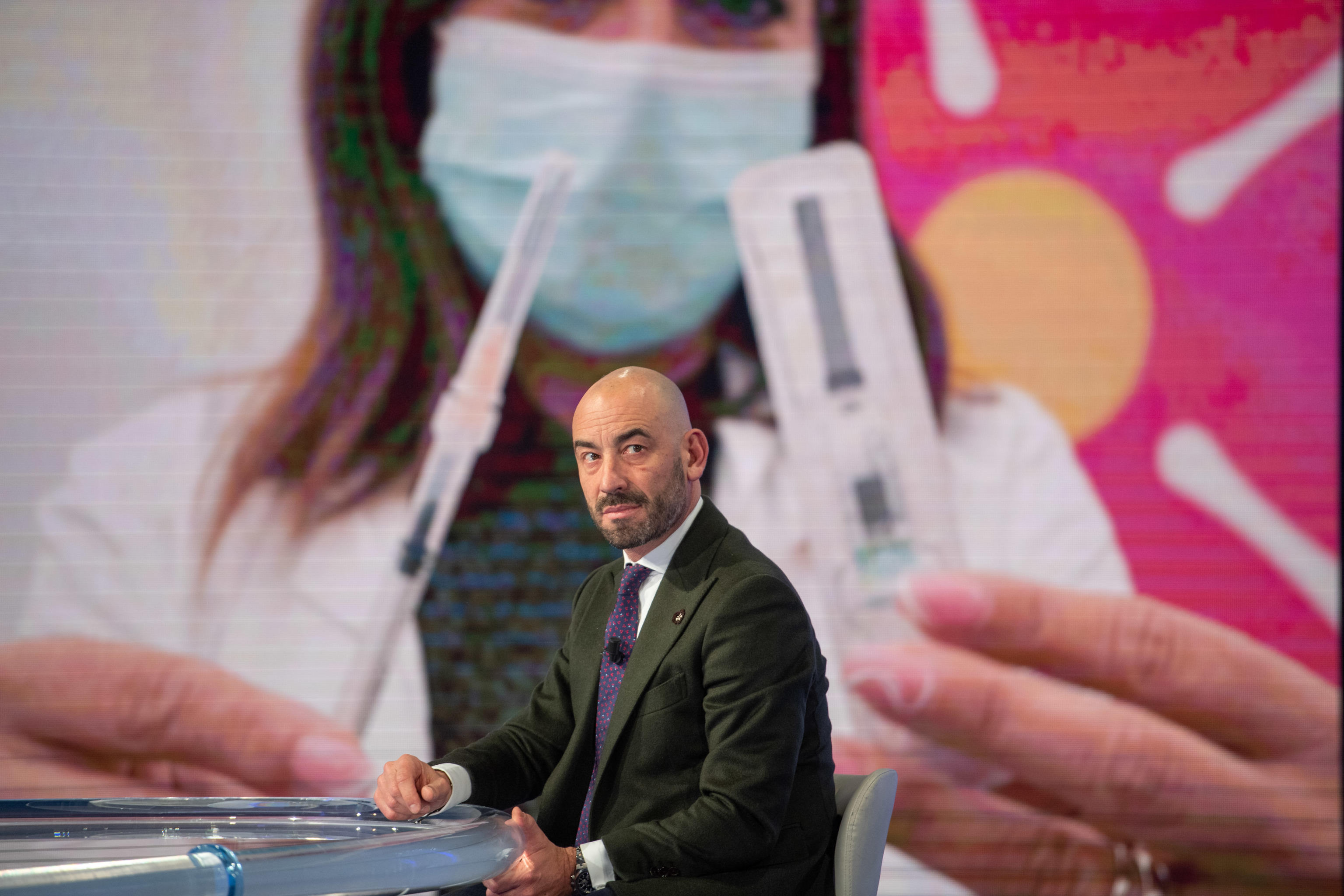 “Coscienze devastate”: Bassetti rimbrotta gli italiani in mascherina