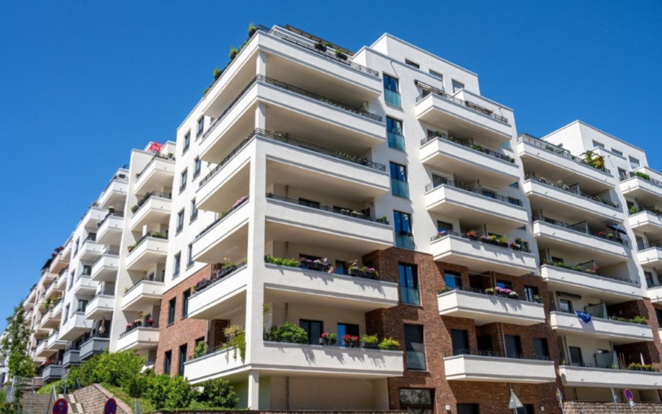 Realizzazione di un’apertura nel muro condominiale da parte di un condòmino