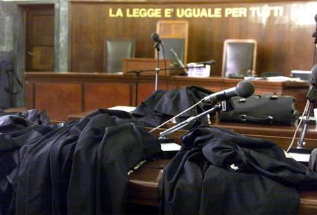 Toga gialla: urina e processi