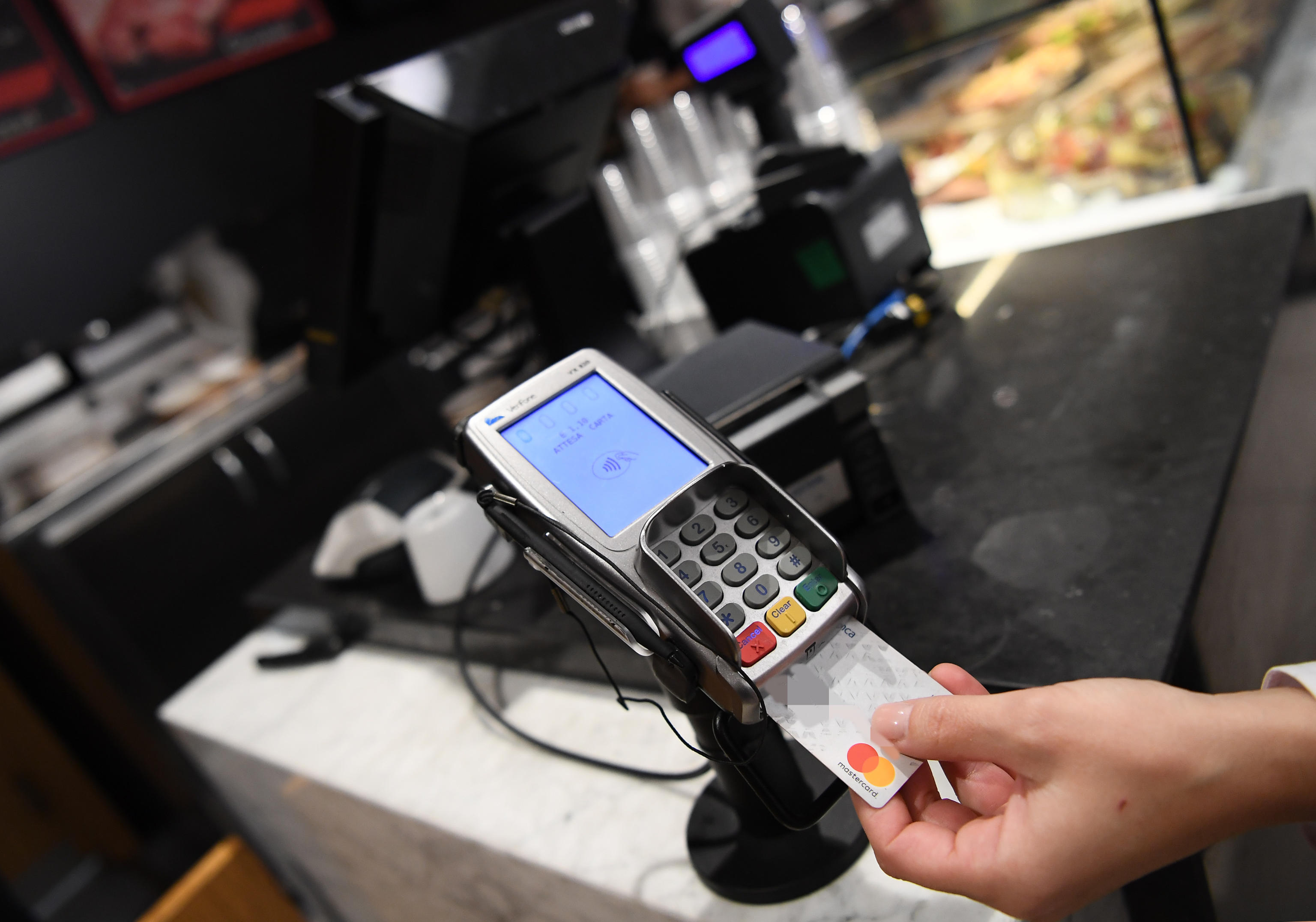 Scattano le multe per chi non accetta pagamenti elettronici