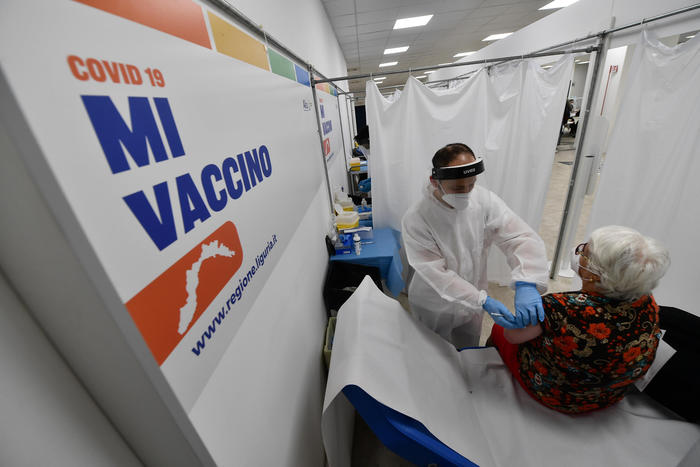 Covid: chi ha sintomi e non fa il tampone, parla Sileri