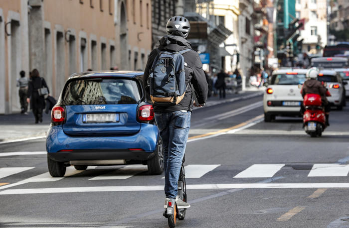 Monopattini in sharing: a Roma regole anti-caos (forse)