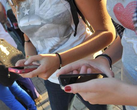 Cellulari in classe: quando un “no” fa bene