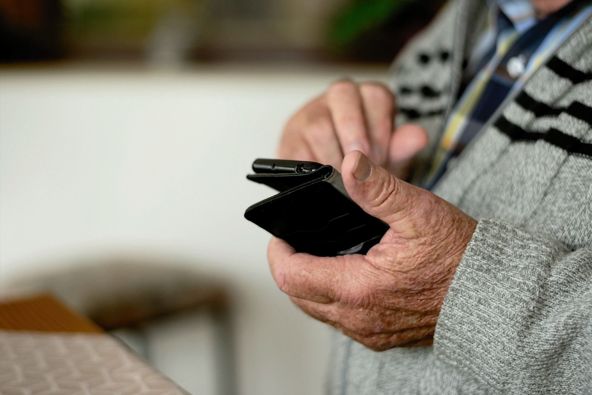 Gli italiani bloccano i parenti sui social