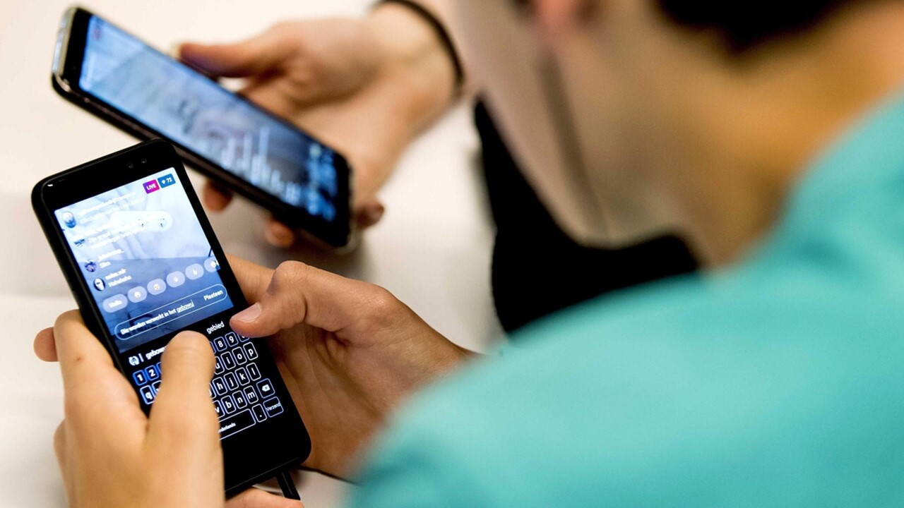 Social, quasi metà dei ragazzi ritocca le foto da pubblicare