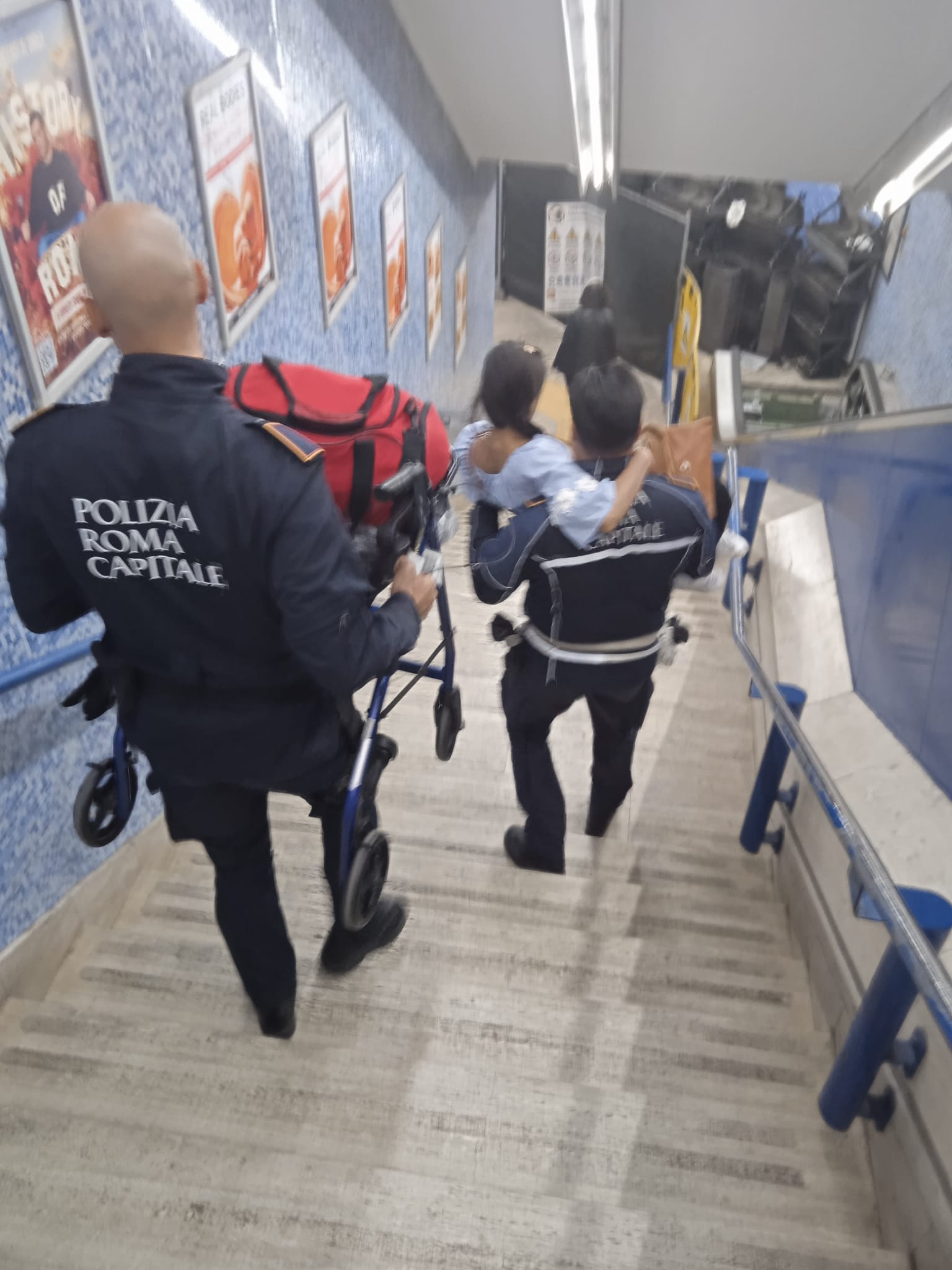 Colosseo, scala inagibile: disabile portata in braccio dai vigili
