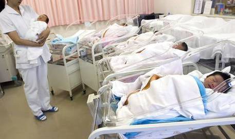 Due mamme e una culla per la vita