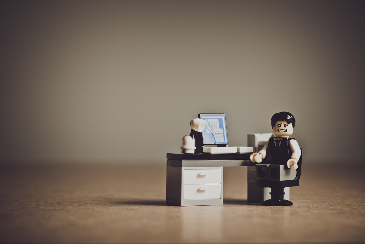 Ai, i lavoratori sono a rischio alcol e insonnia