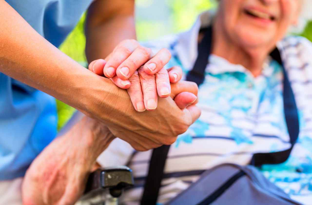 Salario minimo, chi la paga la badante a nonna Maria?